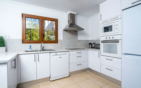 Aurelie: Propiedad, Habitación, Mueble, Cocina, Gabinetes, Mostrador, Edificio, Diseño De Interiores, Casa, Suelo