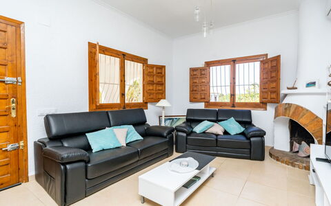Aurelie: Mueble, Habitación, Propiedad, Sala, Diseño De Interiores, Edificio, Habitación, Bienes Raíces, Casa, Amarillo
