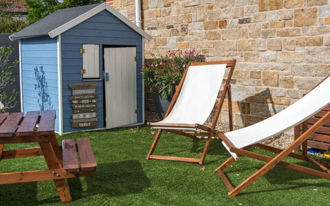 Les Terrasses de la Plage: Yarda, Hierba, Patio Interior, Mueble, Propiedad, Silla, Mueble Para Exteriores, Cabaña, Silla Plegable, Casa