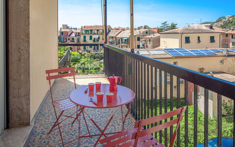 Giulia Apartment 2 - Levanto: Cielo, Mesa, Mueble, Propiedad, Edificio, Planta, Silla, Ventana, Azur, Madera