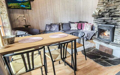 Riekonraito A1: Mueble, Diseño De Interiores, Madera, Piso, Suelo, Mesa, Habitación, Sala, Silla, Encendiendo