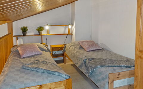 Riekonraito A1: Mueble, Cama, Habitación, Suelo, Diseño De Interiores, Piso, Madera, Lecho, Techo, Habitación