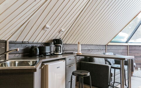Arctic Light Hut: Mueble, Madera, Diseño De Interiores, Techo, Cocina, Piso, Mostrador, Suelo, Ático, Aparato De Cocina