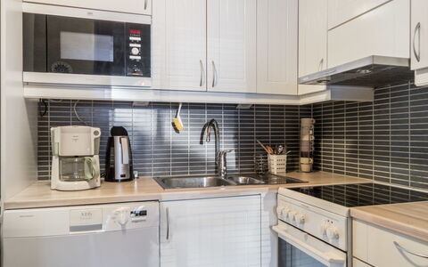 Vuokatinportti B 8: Cocina, Aparato De Cocina, Mostrador, Electrodoméstico, Gabinetes, Diseño De Interiores, Piso, Electrodoméstico, Lavabo, Arreglo De Tubería
