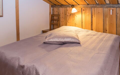 Vuokatinportti B 8: Cama, Habitación, Mueble, Madera, Diseño De Interiores, Sábana, Lecho, Suelo, Piso, Techo