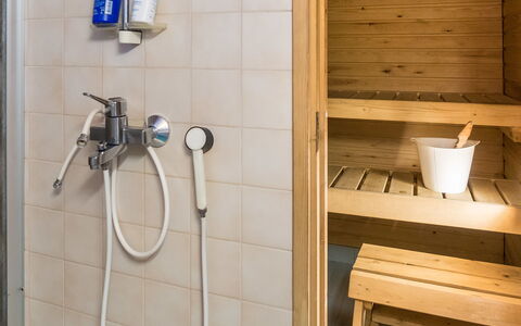 Vuokatinportti B 8: Piso, Arreglo De Tubería, Madera, Suelo, Diseño De Interiores, Baño, Plomería, Grifo, Habitación, Alcachofa De La Ducha