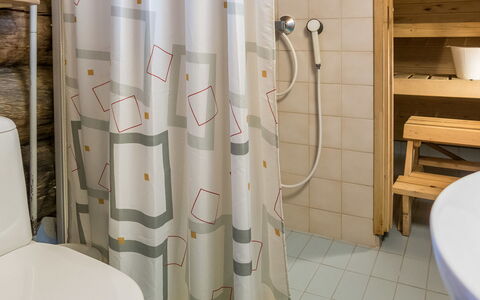 Vuokatinportti B 8: Diseño De Interiores, Madera, Piso, Suelo, Baño, Arreglo De Tubería, Habitación, Plomería, Cortina De La Ducha, Cortina