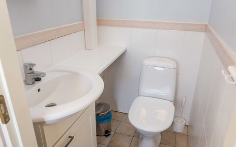 Nelikko a: Asiento Del Baño, Baño, Lavabo Del Baño, Baño, Arreglo De Tubería, Lavabo, Blanco, Piso, Suelo, Diseño De Interiores