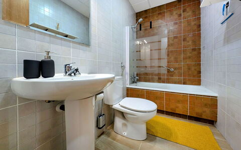 Style: Asiento Del Baño, Baño, Arreglo De Tubería, Baño, Piso, Suelo, Diseño De Interiores, Lavabo, Plomería, Loseta