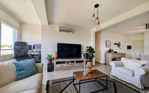 Style: Mueble, Sofá, Diseño De Interiores, Piso, Sala, Techo, Suelo, Habitación, Mesa, Televisión