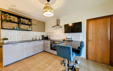 Style: Mueble, Diseño De Interiores, Piso, Suelo, Gabinetes, Madera, Techo, Habitación, Mostrador, Cocina