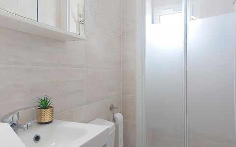Les Romarins: Baño, Arreglo De Tubería, Pared, Piso, Suelo, Diseño De Interiores, Lavabo, Grifo, Lavabo Del Baño, Plomería
