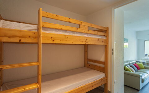 Les Marines du Levant: Madera, Piso, Litera, Suelo, Diseño De Interiores, Techo, Mueble, Habitación, Cama, Habitación
