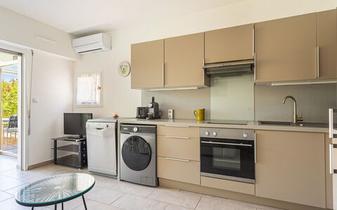 Les Marines du Levant: Aparato De Cocina, Electrodoméstico, Cocina, Piso, Electrodoméstico, Diseño De Interiores, Gabinetes, Mostrador, Suelo, Mueble