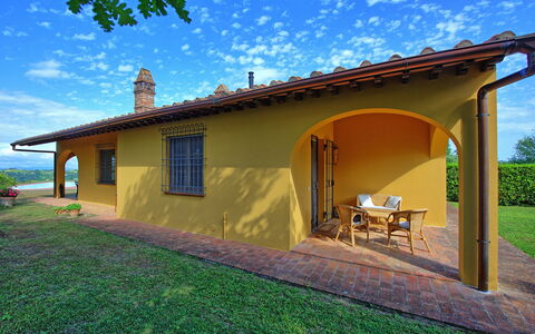 Casa Legoli: Propiedad, Casa, Casa, Edificio, Bienes Raíces, Amarillo, Inmuebles, Cielo, Fachada, Casa De Campo