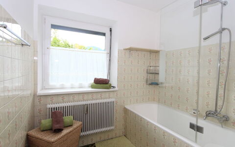 Am Ziller: Bañera, Propiedad, Ventana, Baño, Arreglo De Tubería, Grifo, Diseño De Interiores, Madera, Piso, Suelo