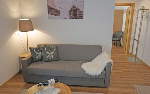 Jonas: Sofá, Propiedad, Mesa, Marco, Madera, Comodidad, Puerta, Diseño De Interiores, Sala, Sofá Cama