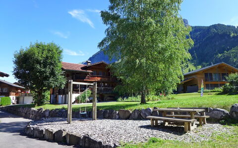 Kandersteg 310: Planta, Cielo, Propiedad, Edificio, Naturaleza, Árbol, Sombra, Montaña, Paisaje Natural, Banco Al Aire Libre