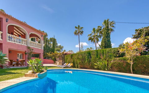 Chill Out on the Sea: Agua, Planta, Cielo, Edificio, Piscina, Azul, Azur, Árbol, Ventana, Nube