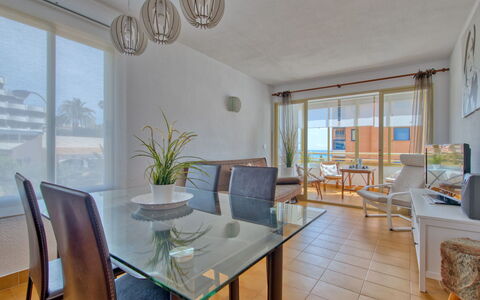 Calpe Calp 1110: Habitación, Propiedad, Mueble, Comedor, Diseño De Interiores, Edificio, Bienes Raíces, Mesa, Casa, Amarillo