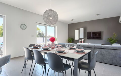 Ella Premantura: Habitación, Comedor, Mueble, Propiedad, Diseño De Interiores, Mesa, Edificio, Techo, Suelo, Casa