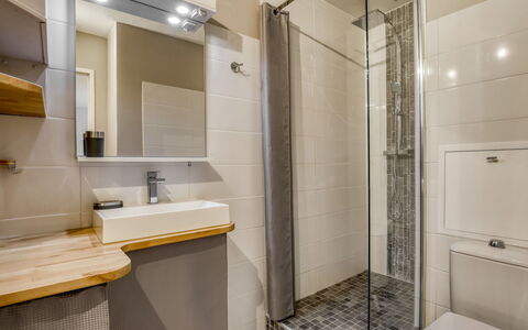 Arcachon 204: Baño, Habitación, Propiedad, Diseño De Interiores, Loseta, Arquitectura, Edificio, Suelo, Bienes Raíces, Arreglo De Tubería
