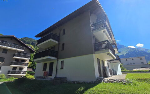Sörenweg 5: Colina, Casa, Hill Station, Cordillera, Valle, Inmuebles, Césped, Suburbio, Yarda, Pueblo De Montaña