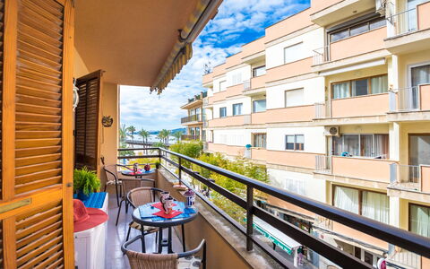 Mariners 2: Cielo, Tiempo De Día, Edificio, Ventana, Planta, Nube, Condominio, Sombra, Diseño Urbano, Barrio Residencial