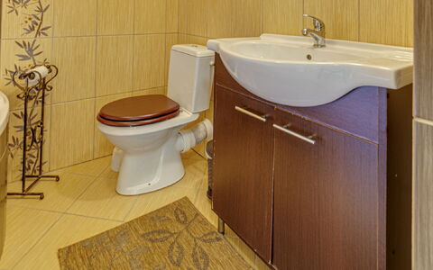 Chata Pod Grapom: Marrón, Propiedad, Arreglo De Tubería, Asiento Del Baño, Lavabo Del Baño, Baño, Baño, Grifo, Púrpura, Diseño De Interiores