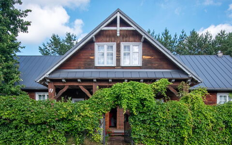 Bursztynowy Dwór: Edificio, Ventana, Casa, Techo, Casa, Cabaña, Arbusto, Arquitectura, Vía Muerta