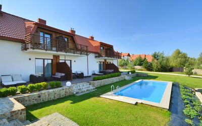 Górno 100: Propiedad, Edificio, Casa, Bienes Raíces, Inmuebles, Casa, Piscina, Barrio Residencial, Villa, Arquitectura