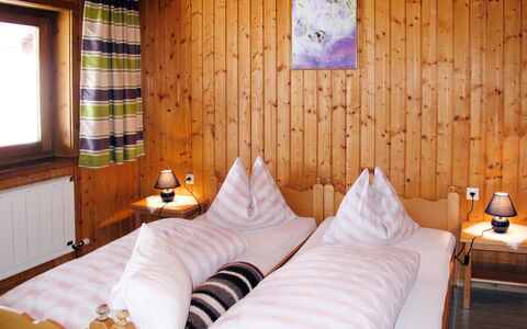 Moosen (Nki210): Habitación, Habitación, Mueble, Cama, Propiedad, Diseño De Interiores, Pared, Marco De La Cama, Sábana, Comodidad