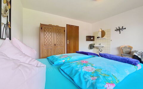 Höllwarth: Mueble, Cama, Diseño De Interiores, Habitación, Lecho, Sábana, Suelo, Madera, Piso, Techo