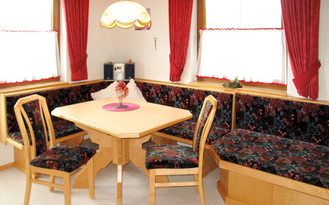 Wildauer: Habitación, Mueble, Propiedad, Mesa, Diseño De Interiores, Suelo, Comedor, Edificio, Cortina, Casa