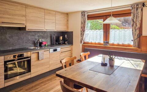 Egger: Madera, Mueble, Diseño De Interiores, Piso, Suelo, Cocina, Habitación, Mostrador, Techo, Gabinetes