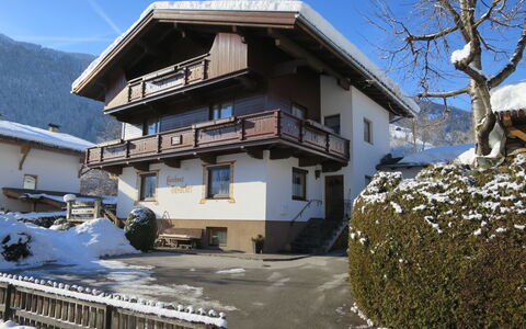 Landhaus Taxacher: Cielo, Edificio, Nieve, Ventana, Casa, Pendiente, Madera, Árbol, Cabaña, Congelación