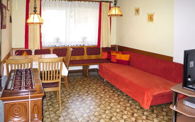 Elisabeth 613.4: Mueble, Propiedad, Madera, Comodidad, Diseño De Interiores, Arquitectura, Suelo, Cortina, Sala, Madera Dura