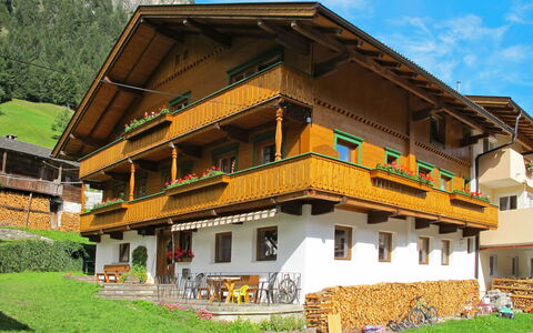 Rieplerhof: Planta, Edificio, Nube, Propiedad, Cielo, Ventana, Verde, Arquitectura, Casa, Madera