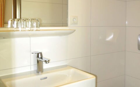 Alpenblick: Baño, Propiedad, Habitación, Grifo, Arreglo De Tubería, Pared, Loseta, Diseño De Interiores, Arquitectura, Accesorio De Baño