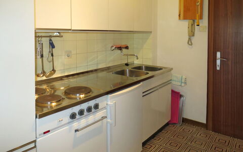 Seecorso: Fregadero, Gabinetes, Lavabo, Mostrador, Grifo, Edificio, Cocina, Estufa De Cocina, Aparato De Cocina, Madera