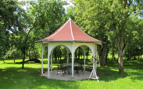 Zum Katzengrund i: Pabellón, Kiosko, Pabellón, Botánica, Edificio, Árbol, Sombra, Casa, Hierba, Estructura Al Aire Libre