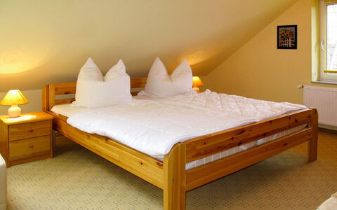 Zum Katzengrund i: Habitación, Cama, Mueble, Habitación, Colchón, Marco De La Cama, Sábana, Propiedad, Lecho, Suelo