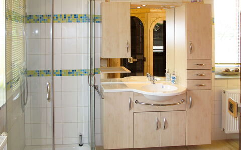 Zum Katzengrund i: Baño, Habitación, Propiedad, Diseño De Interiores, Loseta, Mueble, Accesorio De Baño, Bienes Raíces, Edificio, Gabinetes