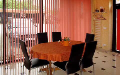 Zum Katzengrund i: Habitación, Diseño De Interiores, Cortina, Tratamiento De La Ventana, Cubiertas De Ventanas, Comedor, Mueble, Silla, Propiedad, Producto
