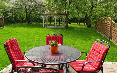Zum Katzengrund i: Mueble, Rojo, Mesa Al Aire Libre, Mesa, Propiedad, Silla, Patio, Patio Interior, Yarda, Césped