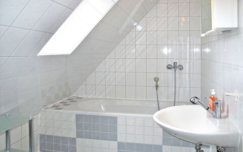 Seeblick: Baño, Loseta, Propiedad, Habitación, Pared, Arquitectura, Grifo, Suelo, Diseño De Interiores, Techo