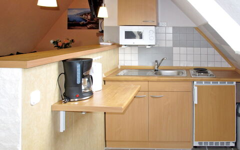 Seeblick: Mostrador, Habitación, Propiedad, Mueble, Cocina, Gabinetes, Casa, Edificio, Suelo, Diseño De Interiores