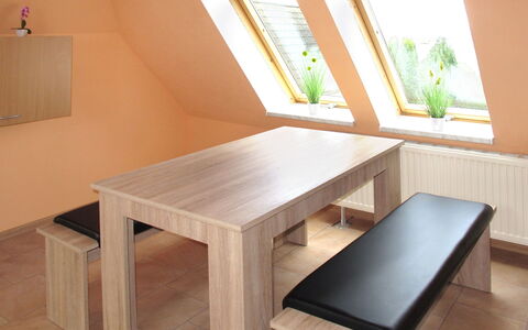 Seeblick: Mueble, Habitación, Propiedad, Mesa, Suelo, Comedor, Madera, Escritorio, Diseño De Interiores, Casa
