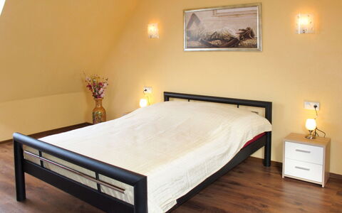 Seeblick: Habitación, Cama, Mueble, Colchón, Habitación, Marco De La Cama, Propiedad, Lecho, Sábana, Suelo