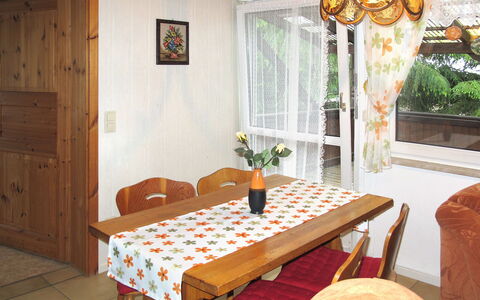 Steinbach-Hallenberg 609: Habitación, Mueble, Propiedad, Mesa, Comedor, Diseño De Interiores, Suelo, Cocina Y Comedor Mesa, Edificio, Cortina